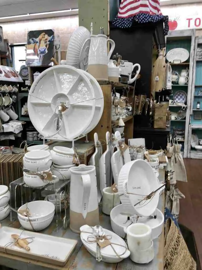 Best gifts to buy at Buc-ee's: Cute housewares and serving dishes